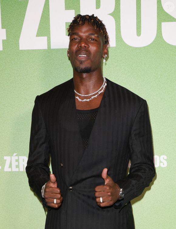 “Jusqu’au moment où j’ai commencé à avoir des trous dans le cuir chevelu. Je ne comprenais pas ce que c’était. On m’a dit que c’était le stress”, conclut-il

Paul Pogba - Avant-première du film "4 Zéros" au cinéma Pathé Palace à Paris le 15 octobre 2024. © Coadic Guirec/Bestimage