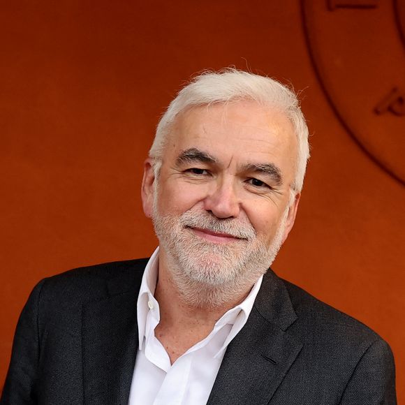 Pascal Praud lors du photocall du village (session nocturne) aux Internationaux de France de tennis de Roland-Garros 2026, à Paris, en France, le 5 juin 2026.

© Jacovides-Moreau/Bestimage