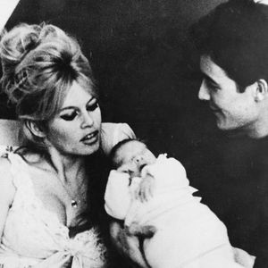 La star française Brigitte Bardot avec son mari Jacques Charrier et le nouveau-né Nicolas Jacques, le 15 janvier 1960 à Paris. Crédit image : Keystone Press Agency/ZUMA Press Wire