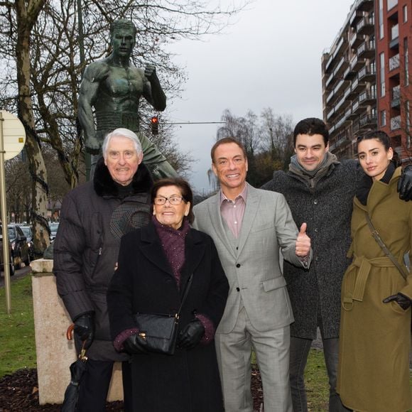 Jean-Claude Van Damme pose avec ses parents Eugène Van Varenbergh et Eliana Van Varenbergh et ses enfants Bianca Bree et Kristopher Van Varenberg - Jean-Claude Van Damme fait la promotion de la série d'Amazon intitulée "Jean-Claude Van Johnson" à Bruxelles, le 15 décembre 2017.