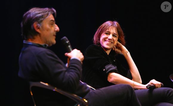 Conversation avec Charlotte Gainsbourg et son compagnon Yvan Attal après la première du film "My dog stupid" lors de la soirée d'ouverture de "The French Cinema Week" à New York, le 12 novembre 2019. (Charles Guerin / Bestimage).