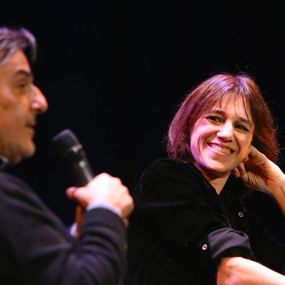 Conversation avec Charlotte Gainsbourg et son compagnon Yvan Attal après la première du film "My dog stupid" lors de la soirée d'ouverture de "The French Cinema Week" à New York, le 12 novembre 2019. (Charles Guerin / Bestimage).