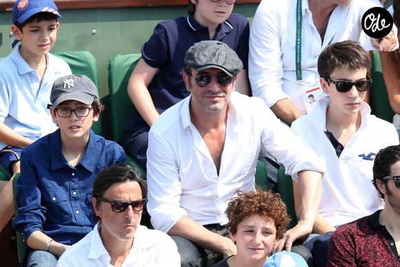 Jean Dujardin et ses fils Jules et Simon, Yvan Attal - People à la finale homme des Internationaux de France de tennis de Roland Garros à Paris le 8 juin 2014. 
Gorassini / Jacovides / Bestimage