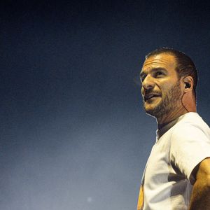 Amir lors du concert "Scoop Live" de Radio Scoop à la LDLC Arena de Décines près de Lyon, le 25 février 2025. © Sandrine Thesillat / PsnewZ / Bestimage