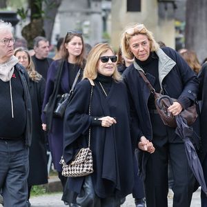 Dominique Besnehard et Nicole Calfan aux arrivées des obsèques d'Emilie Dequenne au cimetière Père Lachaise à Paris, France, le 26 mars 2025. © Cyril Moreau/Bestimage