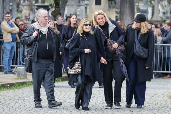 Dominique Besnehard et Nicole Calfan aux arrivées des obsèques d'Emilie Dequenne au cimetière Père Lachaise à Paris, France, le 26 mars 2025. © Cyril Moreau/Bestimage