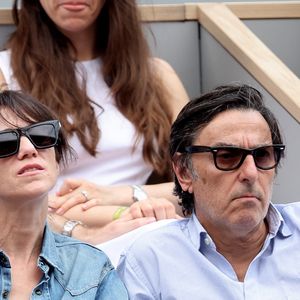 Yvan Attal et sa compagne Charlotte Gainsbourg en tribunes des Internationaux de France de tennis de Roland Garros 2023 à Paris le 11 juin 2023. © Jacovides-Moreau/Bestimage