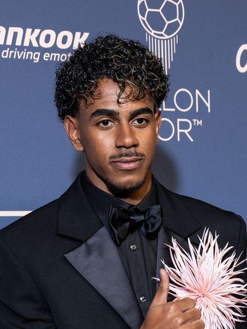 Au Ballon d’Or, Lamine Yamal détourne les codes du costume : Chanel lui réserve une pièce XXL
