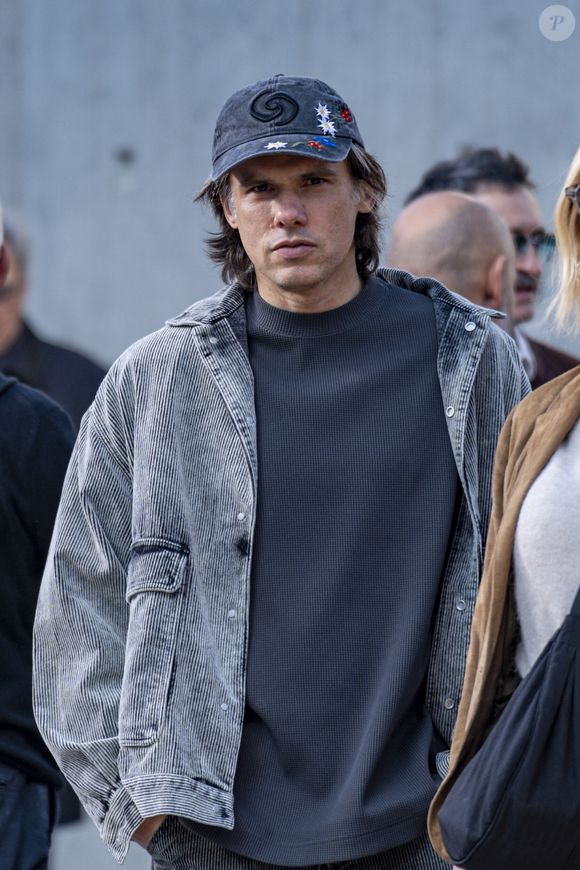 Orelsan lors du remake de la sortie des usines Lumière durant le Festival Lumière 2025 à Lyon, France, le 18 octobre 2025. © Sandrine Thesillat/PsnewZ/Bestimage