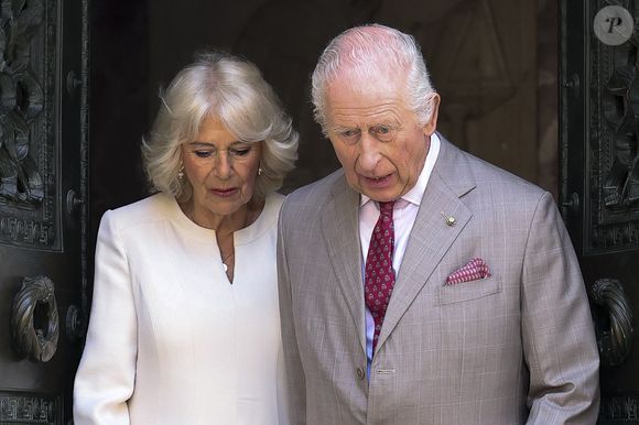Le roi Charles III d'Angleterre et Camilla Parker Bowles, reine consort d'Angleterre, arrivent à Ravenne pour visiter le tombeau de Dante, le 10 avril 2025. © Pool/MirrorPix/Bestimage
