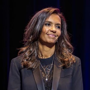 Karine Le Marchand profite du break hivernal pour passer des vacances au ski avec ses amis.

Karine Le Marchand - Meeting de solidarité avec le peuple iranien "Iran, silence on tue !" à la Maison de la Chimie à Paris . © Vicenzo Arnone/Bestimage