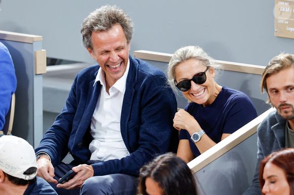 Notamment des rendez-vous après les résultats des élections municipales.

Anne-Sophie Lapix et son mari Arthur Sadoun en tribunes lors des Internationaux de France de Tennis de Roland Garros 2025, à Paris, France, le 6 juin 2025. © Jacovides-Moreau/Bestimage
