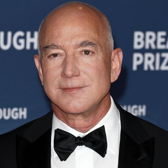 Amazon a officialisé un investissement de plus de 15 milliards d'euros en France.

Jeff Bezos - Célébrités et scientifiques se réunissent pour la 11ᵉ cérémonie annuelle des Breakthrough Prize, qui s’est tenue au Barker Hangar à Santa Monica, en Californie. © Backgrid USA / Bestimage