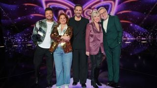Déjà le départ pour cet enquêteur de Mask Singer ! Son remplaçant est connu et il en a fait voir de toutes les couleurs à la télévision