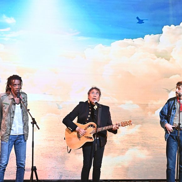 Exclusif - Laurent Voulzy entouré par ses fils Quentin, Julien, Cliff et Nicolas, lors de l'enregistrement de l'émission "Famille je vous aime" présentée par M. Drucker et qui sera diffusée le 13 juin 2025 sur France 3, aux Studios rive gauche à Paris, France, le 14 avril 2025. © Clovis-Gaffiot/Bestimage