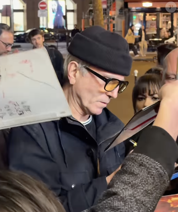 L'acteur a été accueilli devant son hôtel par de nombreux fans, et s'est adonné à une séance de dédicaces.

Capture d'écran de la vidéo Purepeople.