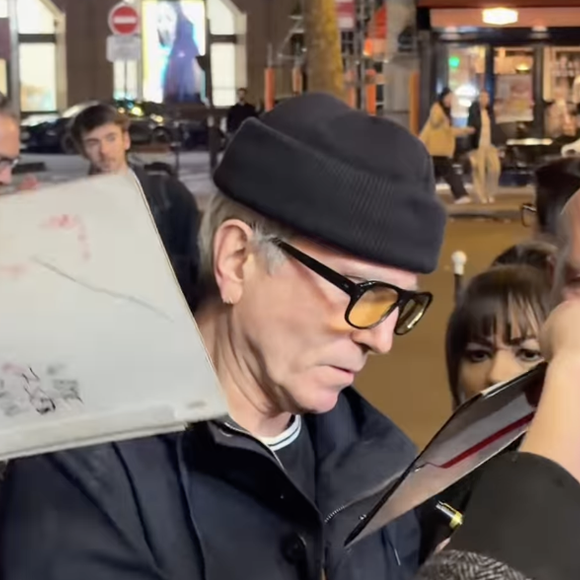 L'acteur a été accueilli devant son hôtel par de nombreux fans, et s'est adonné à une séance de dédicaces.

Capture d'écran de la vidéo Purepeople.