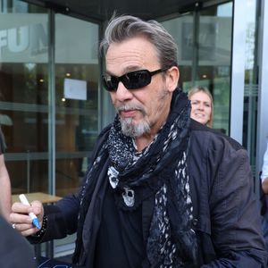 Florent Pagny quitte les studios RTL à Neuilly-sur-Seine le 2 Mai 2025. © Denis Guignebourg/BestImage