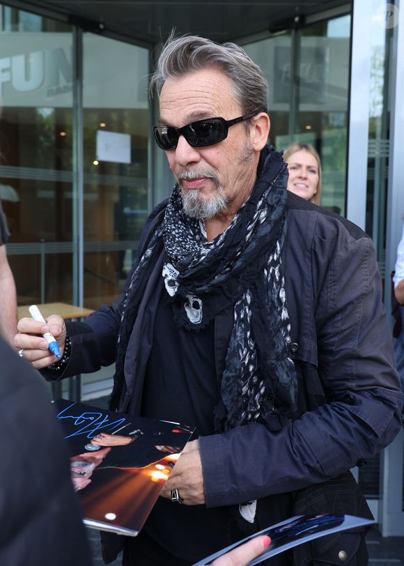 Florent Pagny quitte les studios RTL à Neuilly-sur-Seine le 2 Mai 2025. © Denis Guignebourg/BestImage