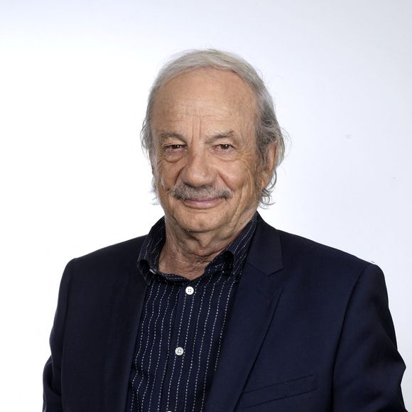 Dans son nouveau spectacle baptisé "Lettres d'excuses" tiré de son troisième ouvrage, le septuagénaire adresse plusieurs courriers de regrets à ses proches ou à certaines institutions... Mais il n'a pas voulu faire de même avec celui qui a fauché son fils. 

Exclusif - Portrait de Patrick Chesnais sur le plateau de l'enregistrement de l'émission "Chez Jordan de Luxe" à Paris. Le 11 septembre 2024
© Cédric Perrin / Bestimage