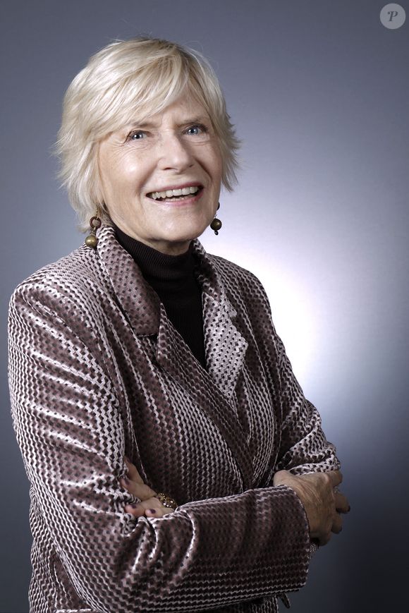 Catherine Ceylac lors du lancement de la bouteille de vodka Puech Haut revisité par l'artiste Robert Combas à L'hôtel Marignan Paris le 16 décembre 2022.

© Cédric Perrin / Bestimage