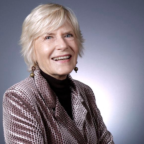 Catherine Ceylac lors du lancement de la bouteille de vodka Puech Haut revisité par l'artiste Robert Combas à L'hôtel Marignan Paris le 16 décembre 2022.

© Cédric Perrin / Bestimage