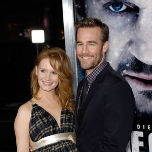 James Van Der Beek (8 mars 1977 - 11 février 2026) PHOTO DE DOSSIER PRISE LE : 11 janvier 2012, Hollywood, Californie, États-Unis : JAMES VAN DER BEEK et son épouse KIMBERLY VAN DER BEEK lors de la première du nouveau film d'Open Road THE GREY, qui s'est tenue au TL.A. Live. (Crédit photo : © Michael Germana/ZUMA Wire)