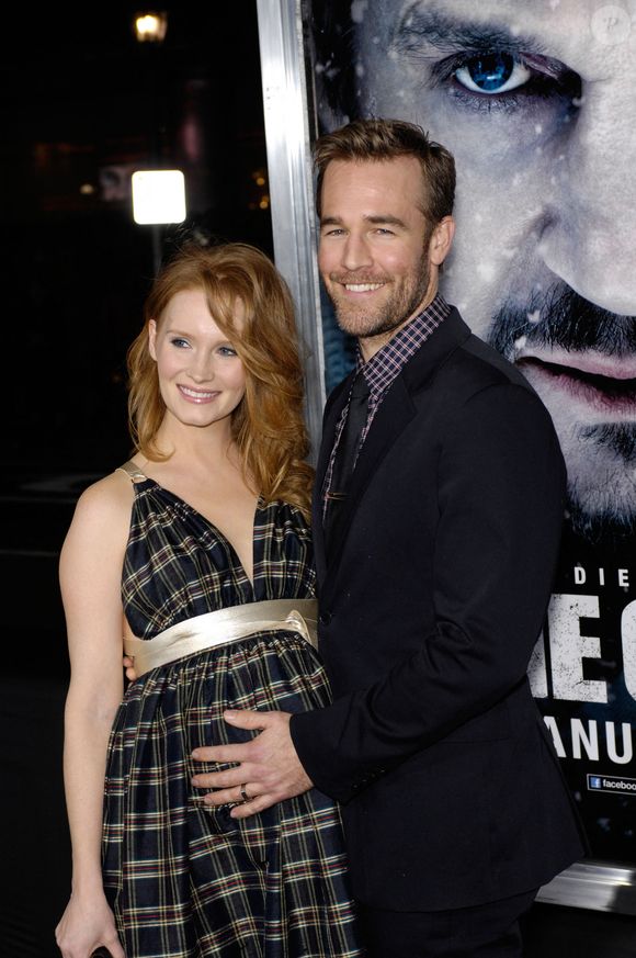 James Van Der Beek  (8 mars 1977 - 11 février 2026) PHOTO DE DOSSIER PRISE LE : 11 janvier 2012, Hollywood, Californie, États-Unis : JAMES VAN DER BEEK et son épouse KIMBERLY VAN DER BEEK lors de la première du nouveau film d'Open Road THE GREY, qui s'est tenue au TL.A. Live. (Crédit photo : © Michael Germana/ZUMA Wire)