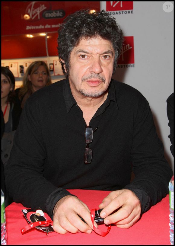 L'occasion alors de revenir sur les raisons de son départ

Lionnel Astier - L'equipe de la série "Kaamelott" en dédicace au Virgin Megastore Champs- Elysées.
Bestimage