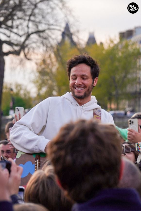 Le chanteur Vianney a improvisé un concert sur le parvis de Notre-Dame de Paris le 8 avril 2025. © Jack Bussat / Bestimage