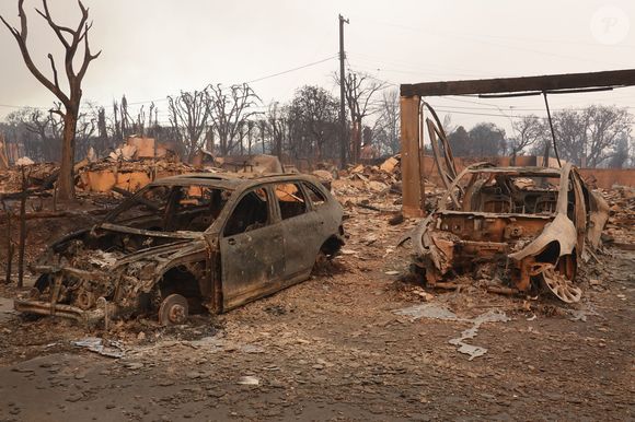 Les pompiers tentent de contrôler les incendies de Los Angeles.