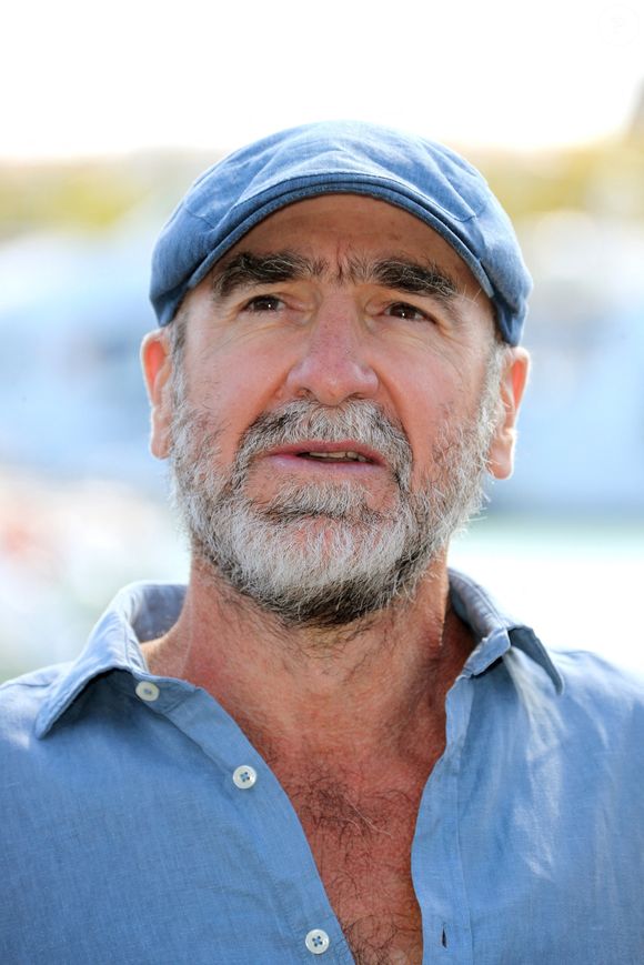 Née à Saint-Étienne, Léonor était issue d’une famille espagnole ayant fui le régime franquiste, et avait épousé Albert Cantona en 1962. 

Eric Cantona - Photocall du film en compétition "Murder Club" lors de la 26ème Edition du Festival de la Fiction de La Rochelle. Le 12 septembre 2024
© Patrick Bernard / Bestimage