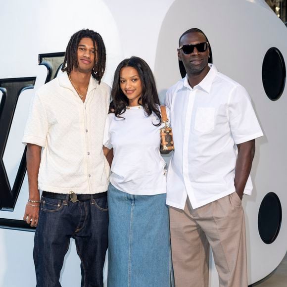 Pas peu fier, le célèbre comédien a pris la pose avec deux de ses cinq enfants : Tidiane et Selly nés de son union avec Hélène Sy.

Tidiane Sy, Omar Sy, Selly Sy – Photocall du Défilé de mode Louis Vuitton Homme, Collection Printemps-Été 2026 dans le cadre de la Fashion Week de Paris, France, le 24 juin 2025.
 
© Olivier Borde / Bestimage