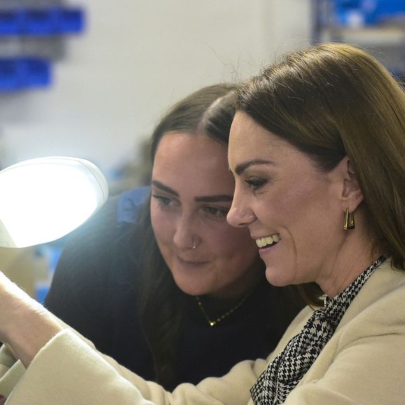 Catherine (Kate) Middleton, princesse de Galles visite Corgi, un fabricant de textiles familial spécialisé dans la production de chaussettes et de tricots, le 30 janvier 2025 à Ammanford, au Pays de Galles, au Royaume-Uni, le 30 janvier 2025.Julien Burton / Bestimage