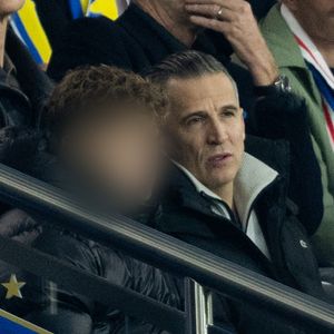 Guillaume Canet et ses enfants Marcel et Louise dans les tribunes du match de qualification de la Coupe du monde 2026 entre la France contre l'Ukraine (4-0) au Parc des Princes à Paris le 13 novembre 2025. © Cyril moreau/Bestimage