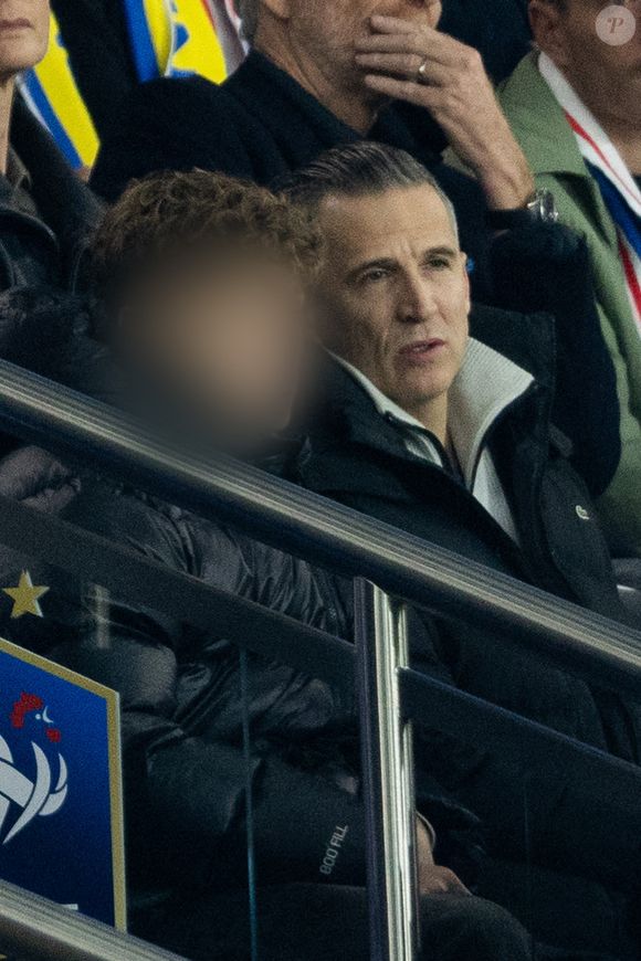 Guillaume Canet et ses enfants Marcel et Louise dans les tribunes du match de qualification de la Coupe du monde 2026 entre la France contre l'Ukraine (4-0) au Parc des Princes à Paris le 13 novembre 2025. © Cyril moreau/Bestimage