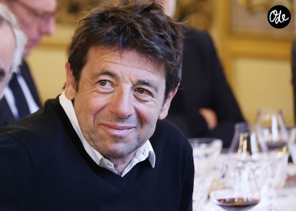Les motivations restent inconnues, mais une source proche du dossier évoque notamment "une querelle en lien avec l'acquisition d'un terrain" voisin.

Patrick Bruel lors de la nomination de Stéphane Bern comme Pape du Patrimoine lors de la Saint Clément au restaurant Alain Ducasse Baccarat, à Paris, France, le 20 novembre 2025. © Denis Guignebourg/Bestimage