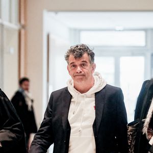 Stéphane Plaza arrive avec ses avocats Carlo Alberto Brusa et Hélène Plumet pour le verdict de son  procès pour violences sur deux anciennes compagnes, à Paris, France, le 18 février 2025. L'agent immobilier de 54 ans est jugé pour "violences physiques et/ou psychologiques habituelles par concubin" entre 2018 et 2022 sur une ancienne compagne, Amandine, ainsi que pour "violences psychologiques habituelles par concubin" sur Paola, entre 2021 et 2022. Stéphane Plaza reconnu coupable de "violences habituelles par concubin" et condamné à 12 mois de prison avec sursis. © Chrstophe Clovis/Bestimage