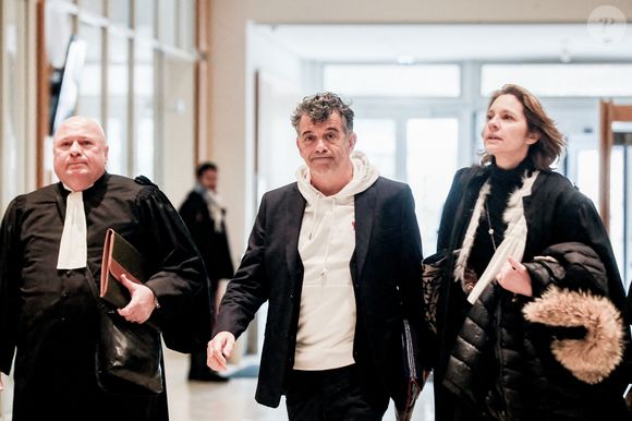 Stéphane Plaza arrive avec ses avocats Carlo Alberto Brusa et Hélène Plumet pour le verdict de son  procès pour violences sur deux anciennes compagnes, à Paris, France, le 18 février 2025. L'agent immobilier de 54 ans est jugé pour "violences physiques et/ou psychologiques habituelles par concubin" entre 2018 et 2022 sur une ancienne compagne, Amandine, ainsi que pour "violences psychologiques habituelles par concubin" sur Paola, entre 2021 et 2022. Stéphane Plaza reconnu coupable de "violences habituelles par concubin" et condamné à 12 mois de prison avec sursis. © Chrstophe Clovis/Bestimage