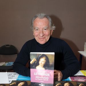 William Leymergie lors de la 41ème Foire du Livre de Brive dans La Halle Brassens, à Brive-la-Gaillarde, France, le 11 novembre 2023. © Jean-Marc-Lhomer/Bestimage