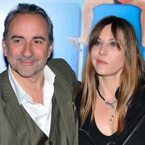 Antoine Dulery et Mathilde Seigner posant avant l'avant-première du film 'Camping 2' au cinéma Gaumont Capucines, à Paris, France, le 13 avril 2010. Photo by Nicolas Genin/ABACAPRESS.COM