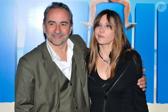 Antoine Dulery et Mathilde Seigner posant avant l'avant-première du film 'Camping 2' au cinéma Gaumont Capucines, à Paris, France, le 13 avril 2010. Photo by Nicolas Genin/ABACAPRESS.COM