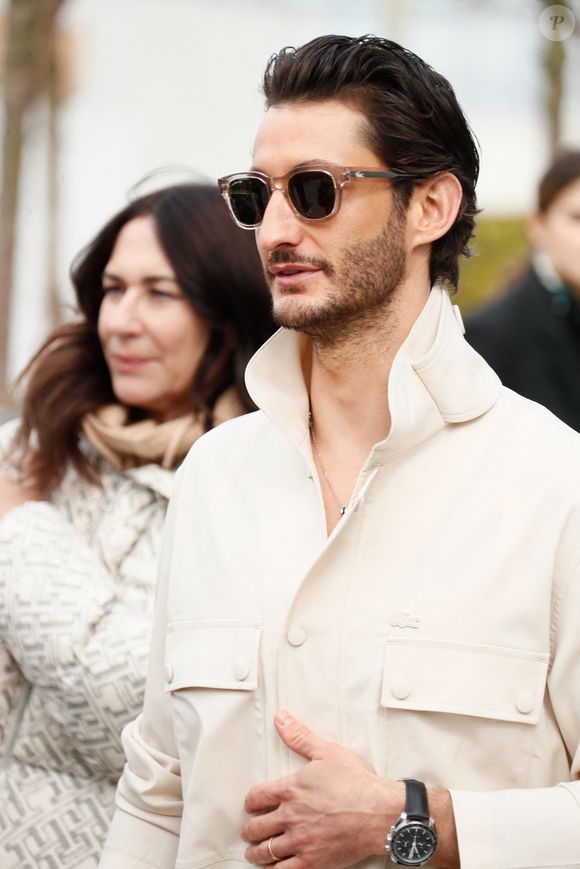 Sur ses réseaux sociaux, le papa de Lola (2017) et Billie (2019), a posté une vidéo adressée à un de ses anciens profs.

Pierre Niney au défilé Lacoste "Collection Prêt-à-Porter Automne/Hiver 2025-2026" lors de la Fashion Week de Paris (PFW), le 9 mars 2025

© Christophe Clovis / Bestimage
