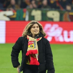 Marine (Star Academy 2024) chante "Les Corons" en hommage à Pierre Bachelet, pour le 20ème anniversaire de sa mort, lors du match de Ligue 1 McDonald's "Lens - Strasbourg (0-2)" au stade Bollaert-Delelis, le 16 février 2025.