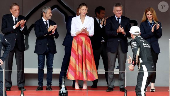 Une absence qui ne change pas l'avis du public à son égard : "Elle n’a jamais été aussi belle, c’est frappant. Elle doit être très heureuse, c’est certain” 
Michel Boéri, le président de l'Automobile Club de Monaco, Mike Fries, le PDG de Liberty Global, la princesse Charlene de Monaco et Alejandro Agag, fondateur et président de Formula E - Monaco E-Prix 2025, Round 7, le 4 mai 2025. Le pilote Sébastien Buemi a remporté la course devant Oliver Rowland suivi par Nick Cassidy C'est la 8eme édition du Monaco E-prix. A l’occasion de la 11eme saison du Championnat du Monde ABB FIA Formula E, les monoplaces de 3eme génération ont parcouru les rues de la Principauté. © Claudia Albuquerquet/Bestimage