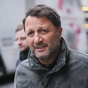 Son objectif étant d'atteindre 100 millions d'euros de chiffre d'affaires d'ici fin 2026, comme il l'a lui meme indiqué à "Challenges".

Exclusif - Arthur Essebag - Arrivées à l'enregistrement de l'émission "2h de Rire et de Direct" au Paradis Latin à Paris. © Panoramic / Bestimage