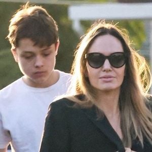 Angelina Jolie se promène à Los Feliz avec sa fille Sahara et son fils Knox. Le 23 décembre 2023. @ Backgrid USA / Bestimage