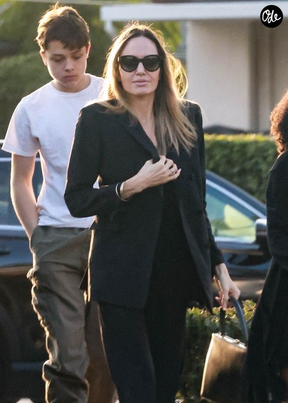 Angelina Jolie se promène à Los Feliz avec sa fille Sahara et son fils Knox. Le 23 décembre 2023. @ Backgrid USA / Bestimage