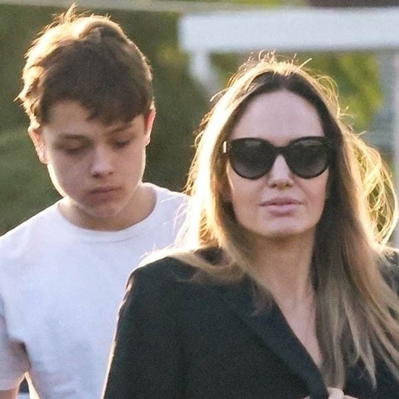 Angelina Jolie se promène à Los Feliz avec sa fille Sahara et son fils Knox. Le 23 décembre 2023. @ Backgrid USA / Bestimage
