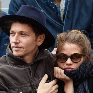 Pour cause, elle a elle-même souvent été considérée comme "la femme de", avec son compagnon Raphaël qu'elle aime depuis le tout début des années 2000.

Raphaël et sa compagne Mélanie Thierry - Célébrités dans les tribunes des internationaux de France de tennis de Roland Garros à Paris, France, le 7 juin 2019. © Cyril Moreau/Bestimage